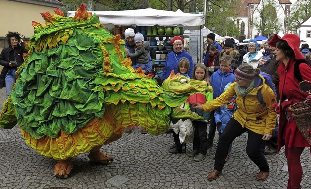 Vorsicht  vor dem hungrigen Drachen On...dem Oniversum der Oni Maurer-Compagnie  | Foto: Georg Vo