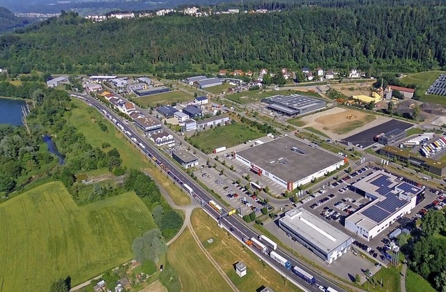 Der Gewerbepark Hochrhein aus der Voge...hen Waldshut und Tiengen angesiedelt.   | Foto: Rosa