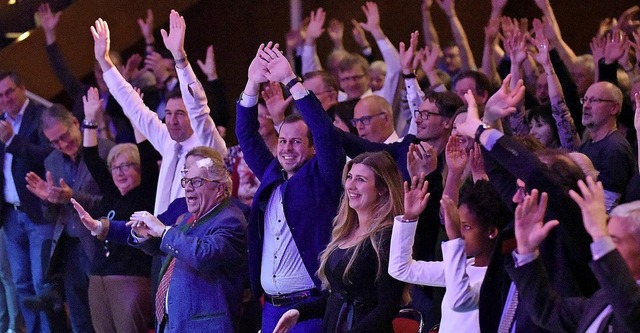 Mit den Armen in der Luft: Zum Finale ...on den Sthle und tanzen ausgelassen.   | Foto: Roland Sigwart