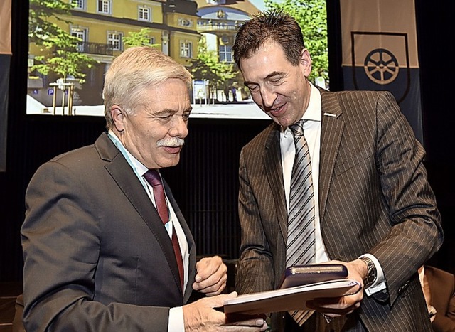 OB Erik Pauly (rechts) verleiht Bernha...sein Engagement die Goldene Medaille.   | Foto: Sigwart