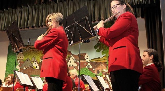 Martina Reinauer (links) und Sandra Br...tein als Solistinnen an der Querflte.  | Foto: Cremer