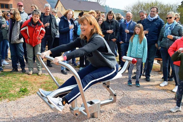 Langenaus Ortsvorsteherin Elke Wrger ...r ersten, die das Rudergert bediente.  | Foto: Steinfelder