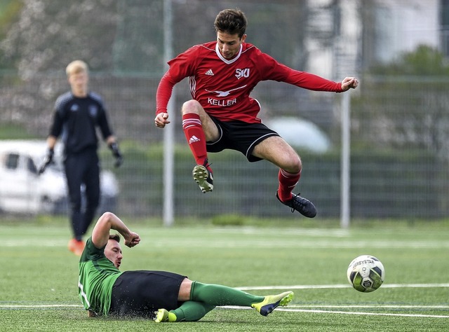 Abflug verhindert:  Marco Romano (link...rsprung auf die Abstiegszone gewahrt.   | Foto: Grndl