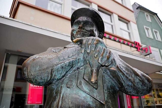 Der Andres-Skulptur in Offenburg fehlt pltzlich der Stock