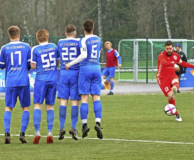 Benjamin Hofmeier vom FC Lffingen beim Freisto:  Die Eisenbacher Mauer steht.   | Foto: wolfgang Scheu