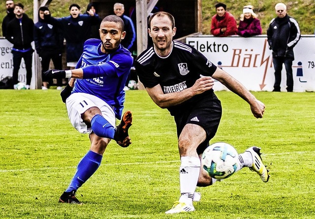 Saisontor Nummer 16: Ridje Sprich (lin...trija Micic) erzielt das 2:1 fr Weil.  | Foto: Sebastian Sternemann