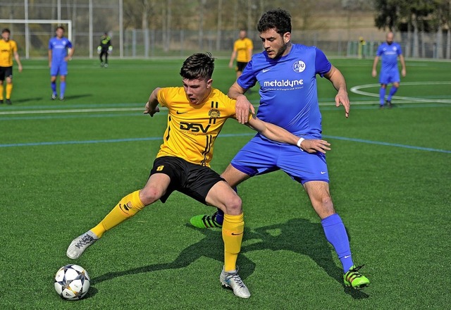 Jannis Kalt (links), hier in der Parti... 1:0 fr den FV Sulz gegen Ettenheim.   | Foto: Pressebro Schaller