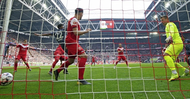 Rein ins Glck: Serge Gnabry (dunkles ... 3:0 fr den FC Bayern in Dsseldorf.   | Foto: dpa