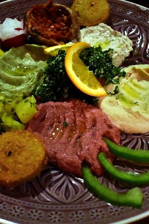 Die Mezza-Bar zelebriert die Levante-K...chen Mittelmeerregion mit vielen Mezze  | Foto: Stefan Mertlik