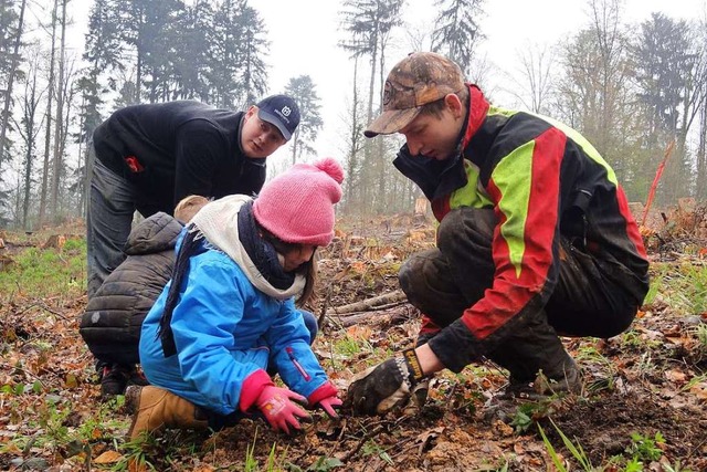 Die Mitarbeiter helfen den Kindern beim Einsetzen der Pflanzen.  | Foto: Sarah Schdler