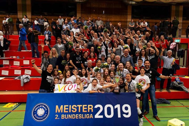 Die Offenburger Volleyballfamilie feiert.  | Foto: Sebastian Koehli