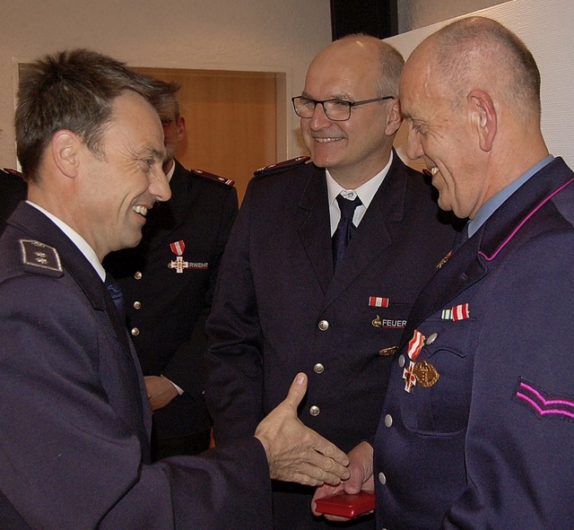 Edwin Rohrer (rechts) ist seit 40 Jahr... Mitte Kommandant Daniel Reichenbach.   | Foto: Christian Ringwald