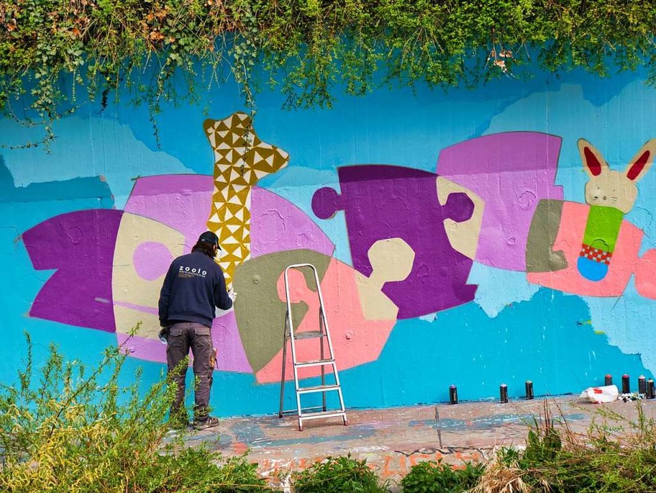 Künstler Zoolo beim Sprühen an der Dreisam-Wall  | Foto: Andreas Zeitler (@zettt)