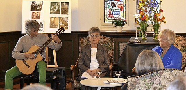 Margot Richter und Ingrid Kronberger b...ischer Begleitung durch Gaetano Siino   | Foto: Barbara Halder