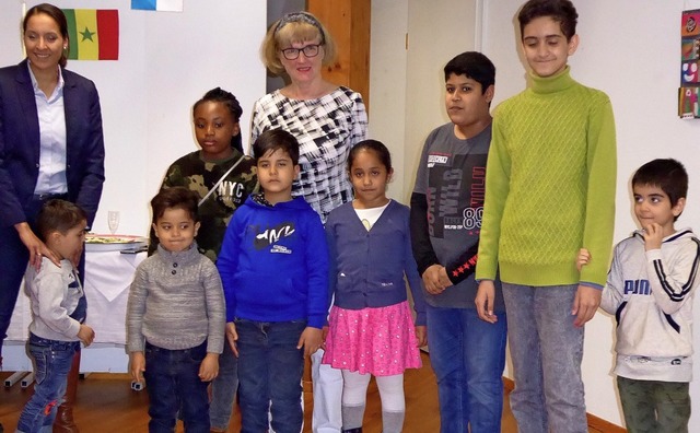 Carolin Wlz- Fabregon (links), Ingrid...tte) mit einigen der jungen Knstler.   | Foto: Ute Kienzler