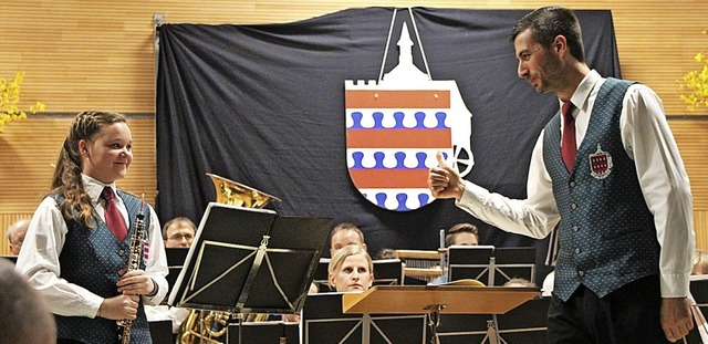 Ein gelungenes Solo bot Oboistin Hanna...n Dirigent Jens Schillinger (rechts).   | Foto: Yvonne Wrth