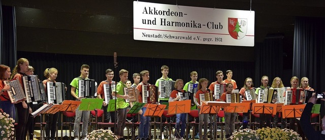 Das Jugendorchester mit den Greren u... sich gegenseitig zeigen, wie es geht.  | Foto: Volker Rothfu