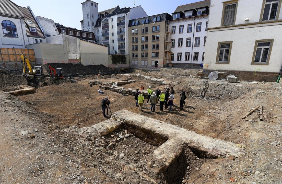 Hinter dem Amtsgericht wurden Mauern aus mehreren Jahrhunderten freigelegt.   | Foto: Thomas Kunz