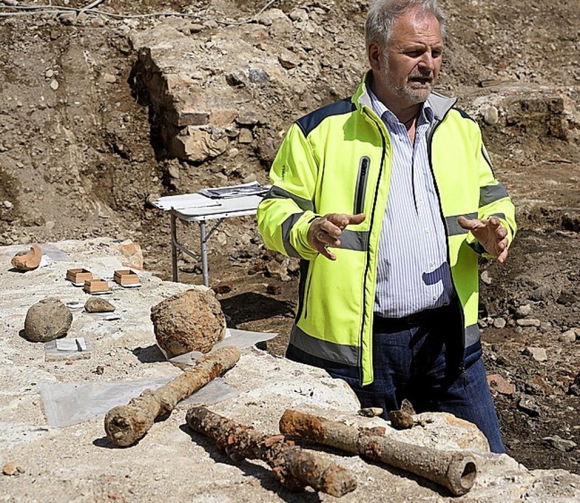 Bertram Jenisch mit Waffenresten  | Foto: Thomas Kunz