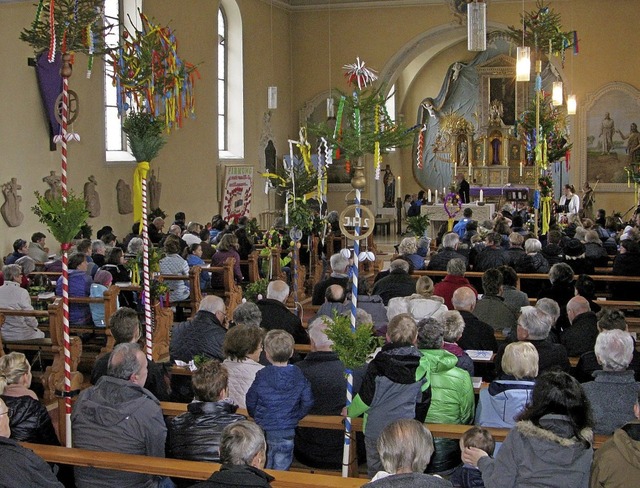 Prchtig geschmckt waren die groen Palmen in der Bernauer Kirche.  | Foto: Ulrike Spiegelhalter