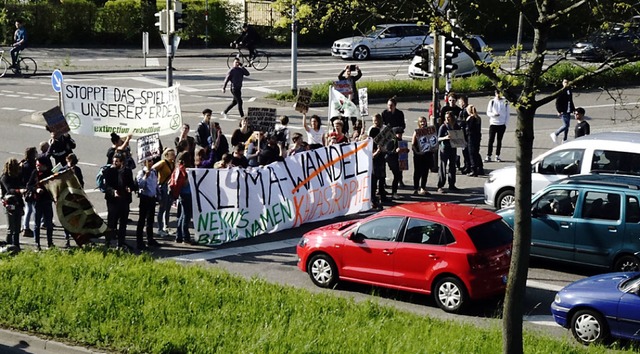 Kein Durchkommen: Immer wieder blockie...e viel befahrene Kreuzung in Freiburg.  | Foto: WOLFGANG GRABHERR