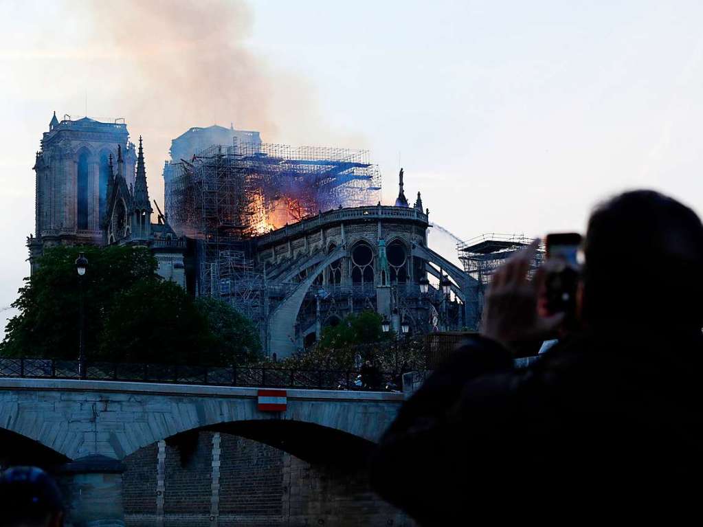 In der Pariser Kathedrale Notre-Dame ist am Abend ein Feuer ausgebrochen. Ursache knnten Renovierungsarbeiten sein.