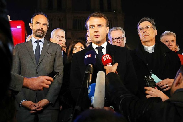 Emmanuel Macron gab noch in der Nacht ...rt sichtlich bewegt eine Erklrung ab.  | Foto: AFP