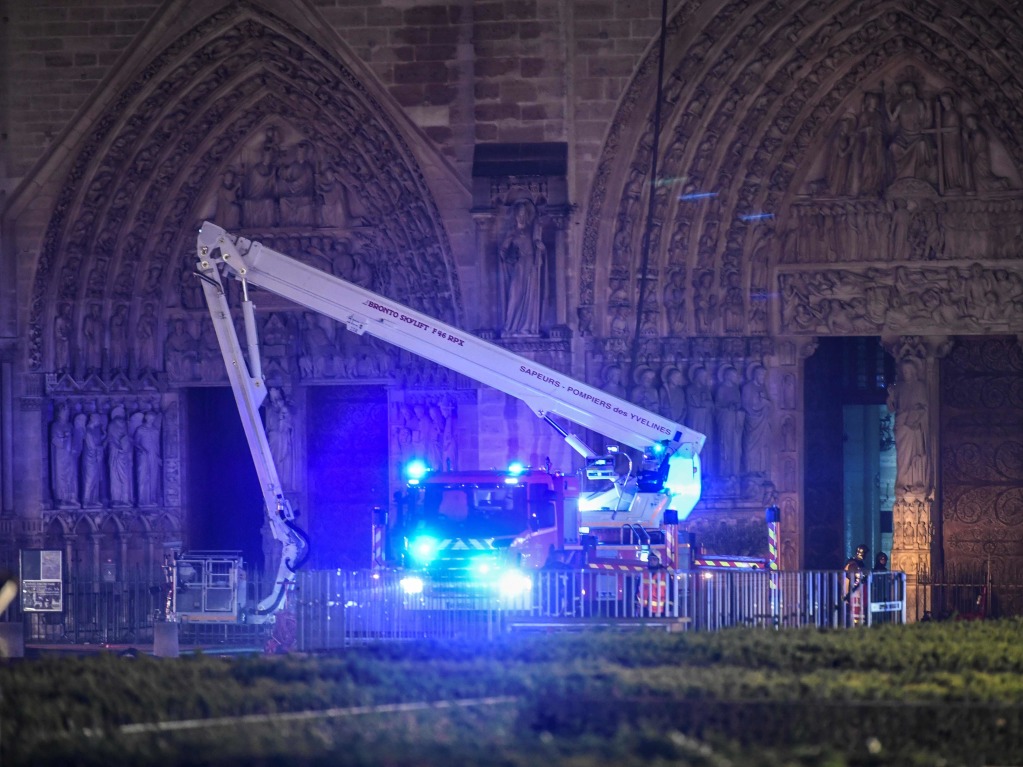 In der Pariser Kathedrale Notre-Dame ist am Abend ein Feuer ausgebrochen. Ursache knnten Renovierungsarbeiten sein.