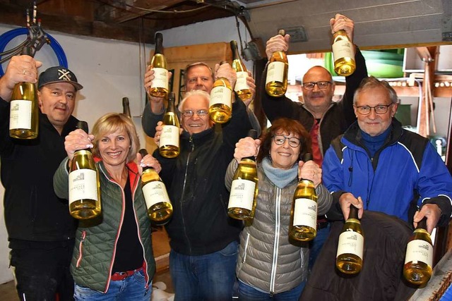 Die Crew der IG Weinbau nach dem erfolgreichen Degorgieren des Winzersektes 2017  | Foto: Heinz und Monika Vollmar