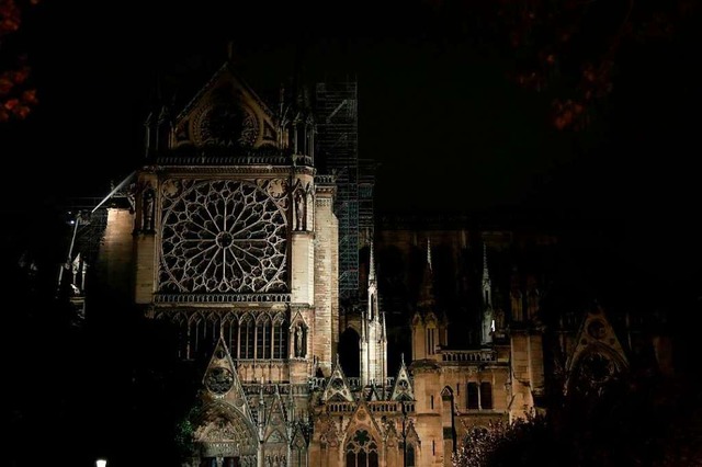 Sie steht noch: Die Fassade von Notre-Dame nach der Brandnacht.  | Foto: AFP