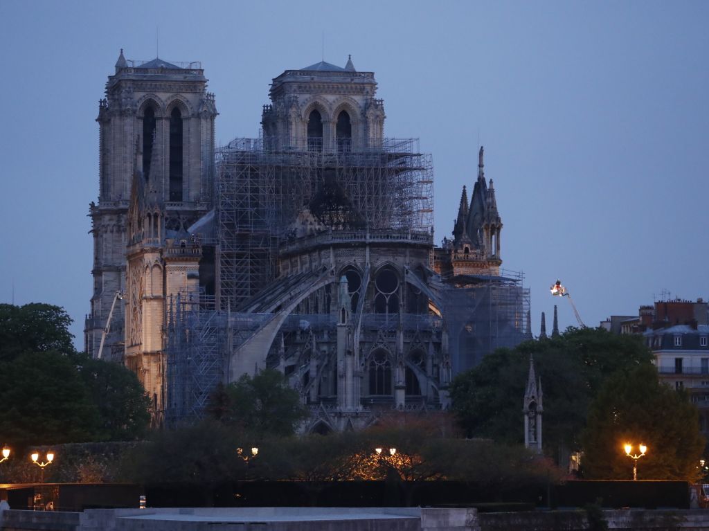 Die Trme stehen noch: Notre-Dame am frhen Dienstagmorgen.
