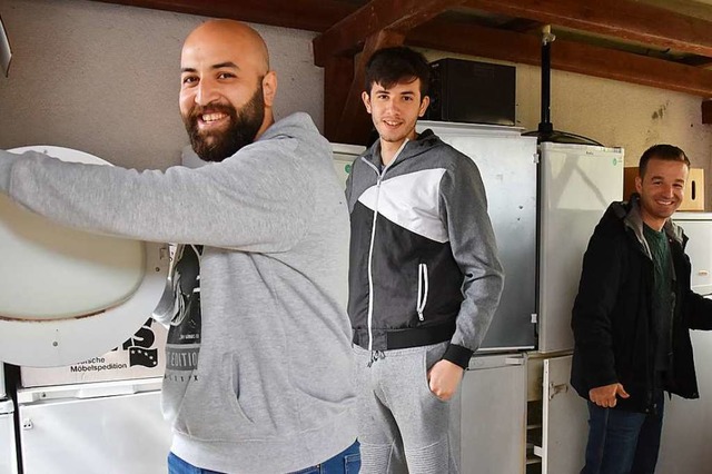 Youssef Tomeh, Ammar Abakasem und Blab...uen Elektro-Werkstatt in Gundelfingen.  | Foto: Andrea Steinhart