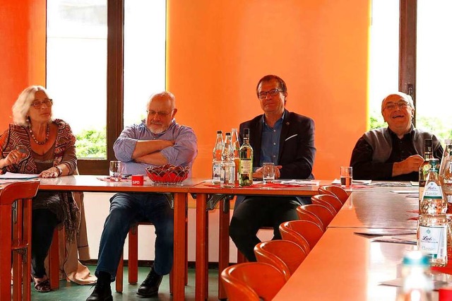 ber  Mobilitt im Kandertal  diskutie...rt Baier (von links) und den Zuhrern.  | Foto: Dorothee Philipp