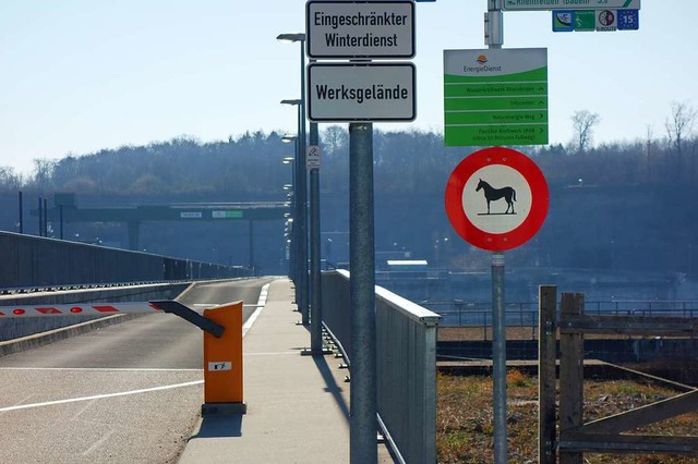 Der Rheinbergang Kraftwerksteg ist f...nd Reiter aus Sicherheitsgrnden tabu.  | Foto: Danielle Hirschberger