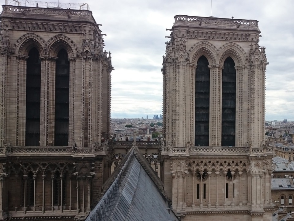 Die beiden eckigen Türme der Kathedrale sehen auch von hinten beeindruckend aus.  | Foto: Anika Maldacker
