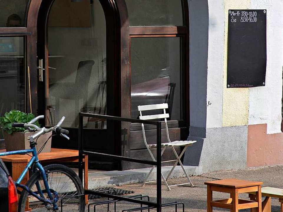 Vor Café Karl kann man auch draußen sitzen.  | Foto: Oliver Kern