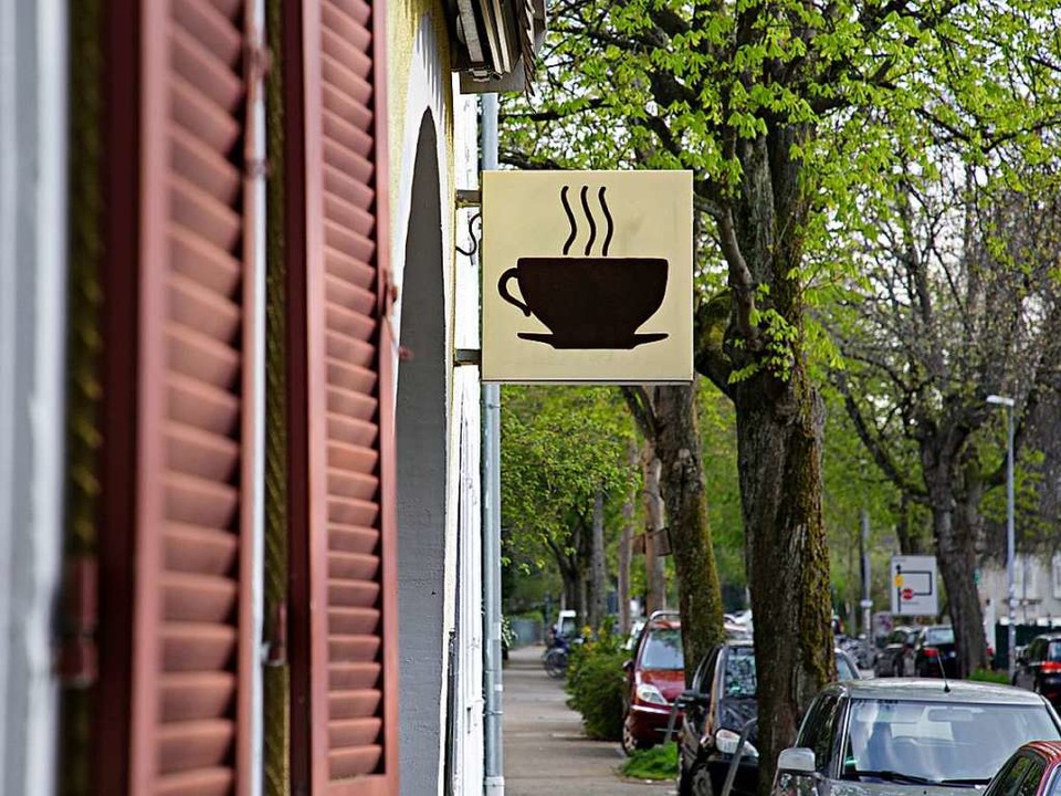 Ein Schild macht auf den Kaffee aufmerksam.  | Foto: Oliver Kern