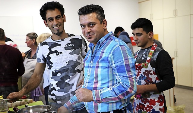 Adnan Aoudah (Mitte) ist von Beruf Koc...ltikulti-Genieertreffen dazu gesellt.  | Foto: Martha Weishaar