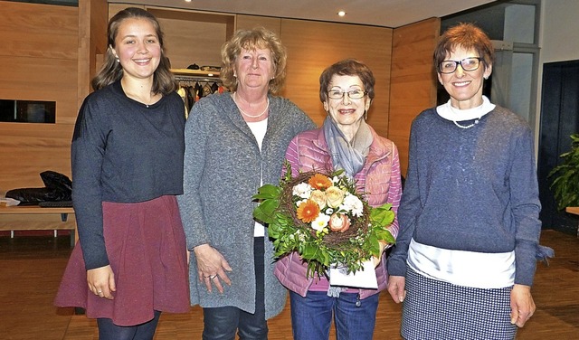 Notenwartin Erika Holzer (mit Blumen) ... ihren Chorkolleginnen verabschiedet.   | Foto: Verein