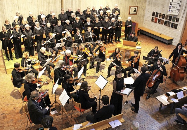 Kantorei und Kammerorchester der evang... stehend: Solistin Joanna Jaworowska.   | Foto: Erich Krieger