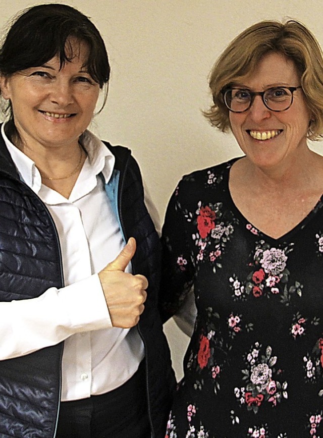 Hella Pflger (links) gratuliert Petra Gries zur silbernen Ehrennadel.   | Foto: Monika Weber