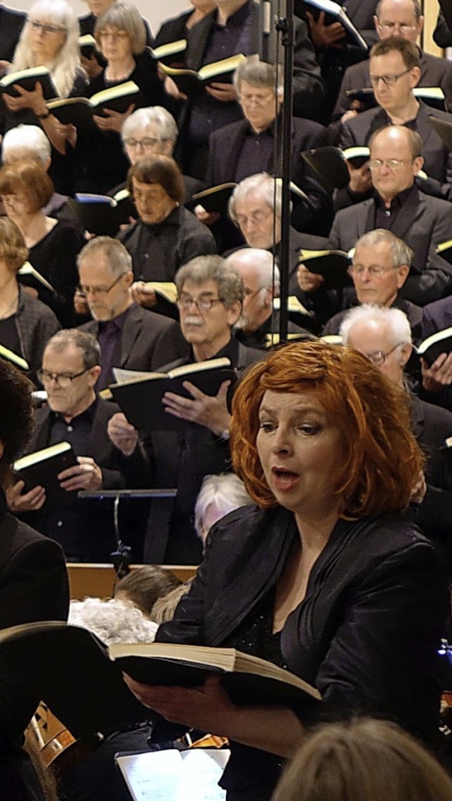 Solistin Daniela Bianca Gierok mit dem Chor im Hintergrund.   | Foto: Frey