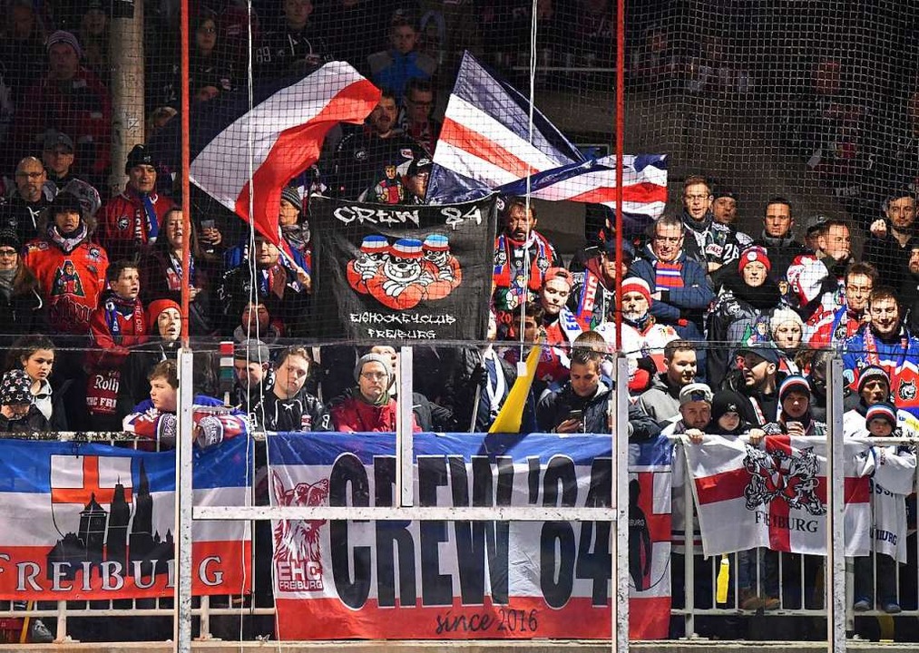 Jubel bei den Fans des EHC Freiburg. (Archivbild)  | Foto: Achim Keller