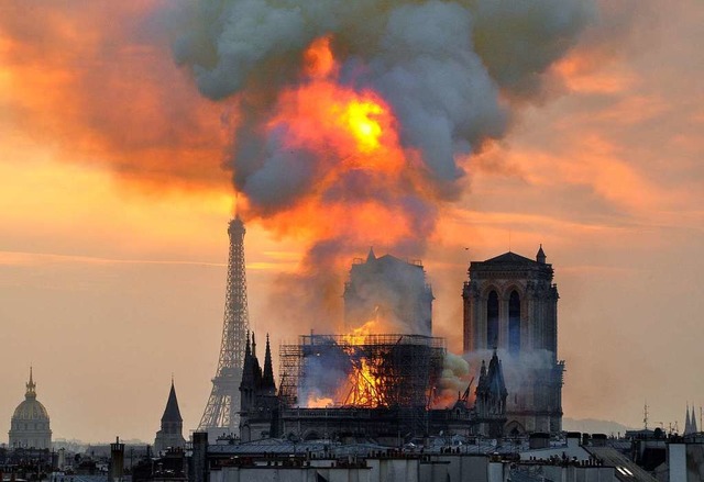 Dieses am 16.04.2019 zur Verfgung ges...e am Montag die Kathedrale Notre-Dame.  | Foto: dpa