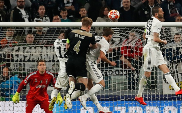 Matthijs de Ligt  kpft gleich zum 2:1 fr Ajax ein.   | Foto: dpa