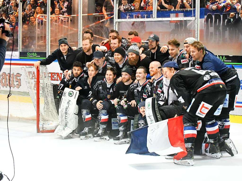 Abstiegskrimi zwischen dem EHC Freiburg und Deggendorf: Erst ging es auf dem Eis hart zur Sache, am Ende jubelten Spieler und Fans.