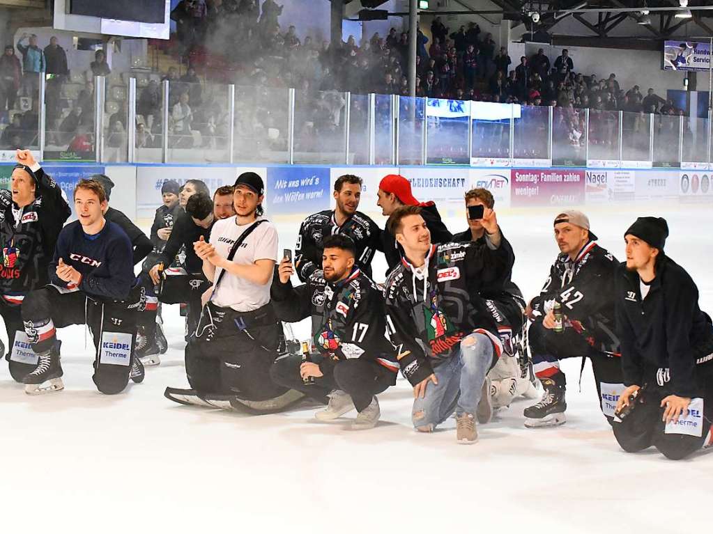 Abstiegskrimi zwischen dem EHC Freiburg und Deggendorf: Erst ging es auf dem Eis hart zur Sache, am Ende jubelten Spieler und Fans.