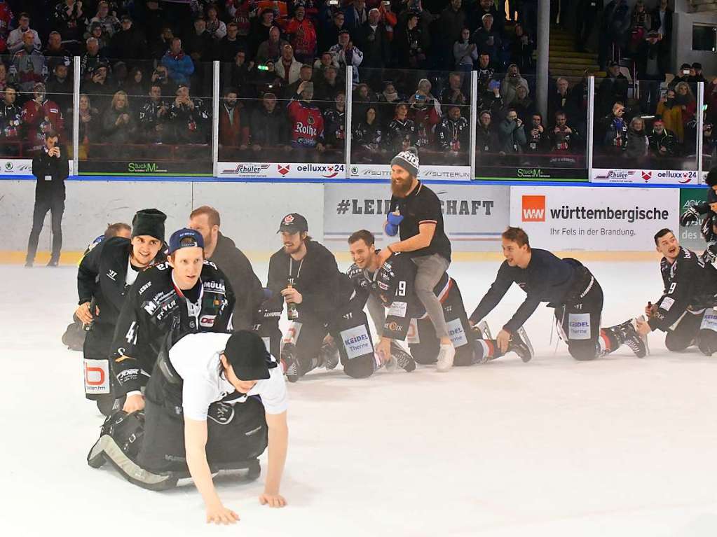 Abstiegskrimi zwischen dem EHC Freiburg und Deggendorf: Erst ging es auf dem Eis hart zur Sache, am Ende jubelten Spieler und Fans.