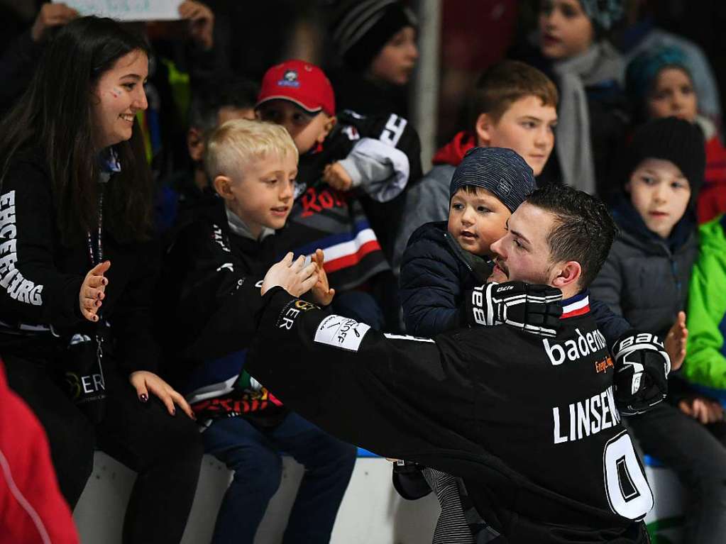 Abstiegskrimi zwischen dem EHC Freiburg und Deggendorf: Erst ging es auf dem Eis hart zur Sache, am Ende jubelten Spieler und Fans.