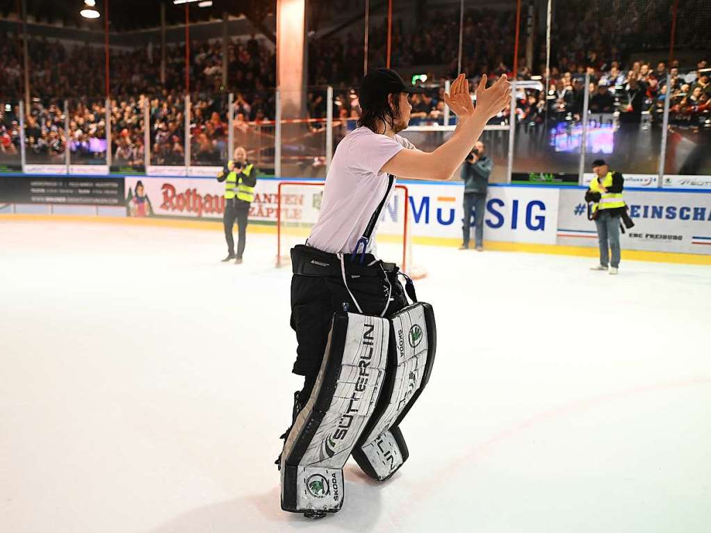 Abstiegskrimi zwischen dem EHC Freiburg und Deggendorf: Erst ging es auf dem Eis hart zur Sache, am Ende jubelten Spieler und Fans.